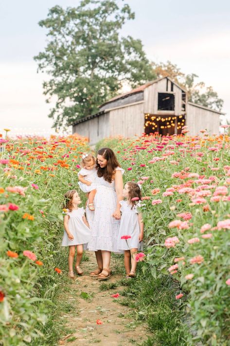 Chattanooga photography session at Flat Top Mountain Farm, Mother posing with daughters in zinnia field Zinnia Field, Farm Family Pictures, Family Session Poses, Spring Family Pictures, Zinnia Garden, Mountain Farm, Family Flowers, Flower Photoshoot, Zinnia Flowers