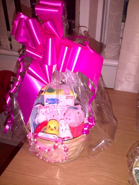 PEPPA PIG EASTER BASKET Peppa Pig Easter Basket, Peppa Pig Easter, Easter Egg Ideas, Piglet Disney, 22nd Birthday Cakes, Baskets Diy, Easter Show, Valentines Day Ideas, Egg Ideas