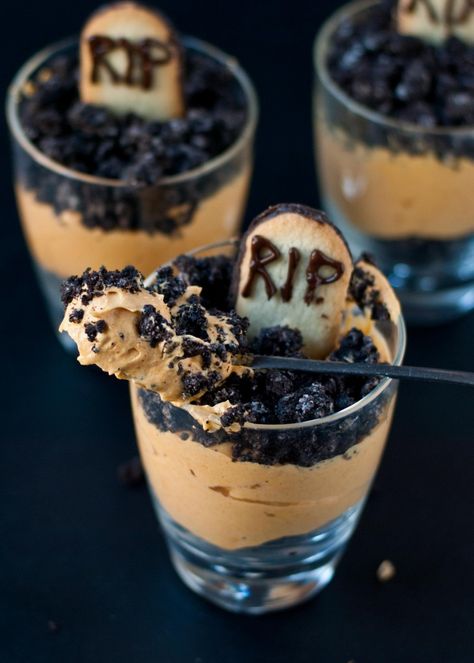 These pumpkin dirt pudding parfaits are eerily delicious for Halloween. Halloween Food For Adults, Adult Halloween Party Decorations, Buffet Halloween, Dirt Pudding, Dessert Halloween, Postres Halloween, Creative Snacks, Adult Halloween Party, Oreo Dessert