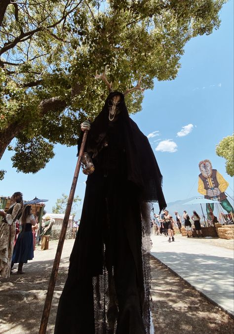 8 ft tall man dressed as a wendigo with a deer skull mask and long black cloak. Holding a wooden staff with a dead fairy in a jar. Outside at the ren faire with trees and grass. Wendigo Halloween Costume, Windego Costume, Skinwalker Costume, Morgan Harvey, Wendigo Cosplay, Cryptid Costume, Wendigo Costume, Tall Monster, Irma Vep