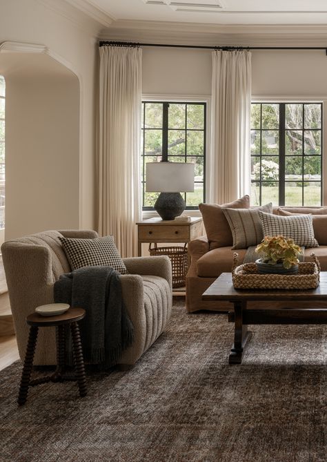 Shoppe Amber Interiors - Fall 2023 | Shoppe Amber Interiors - Page 38-39 Colonial Living Room, Colonial Interior, Shingle Style Homes, Colonial Style Homes, Amber Interiors, Transitional Living Rooms, Colonial Style, Colonial House, Living Room Inspo