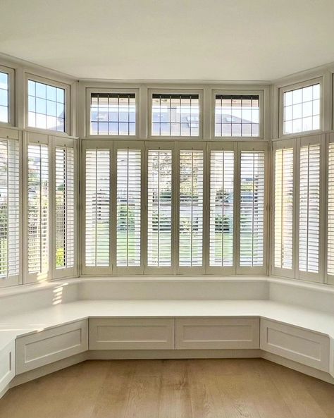 Where function meets artistic aesthetic! This was a striking design project by @jameshewittfurniturebydesign for @sarahchiswellinteriors. Sarah was looking for a bespoke bay window seat to provide clever storage for this classic space. We think the final window seat build and finish is perfect for this sophisticated and stylish room. The details: The window seat showcases shaker-style panelled doors on @blum_uk push-to-open and Blum Group Blu-motion soft-close hinges. James also employed @... Bay Window Mudroom, Bay And Bow Windows, Farmhouse Bay Window, Big Bay Window, Bay Window Decor, Panelled Doors, Bay Window Seat, Artistic Aesthetic, Bow Window