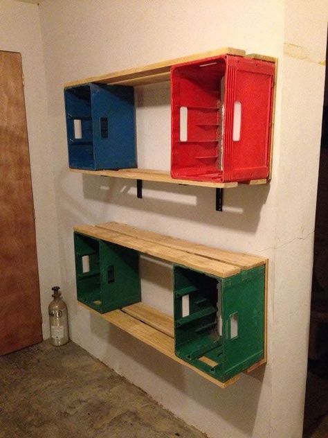 Plastic Beer Crate Ideas, Beer Crate Furniture, Beer Crate Ideas, Milk Crate Shelves, Milk Crates Diy, Milk Crate Furniture, Diy Home Garden, Pallet Shelf, Beer Crate