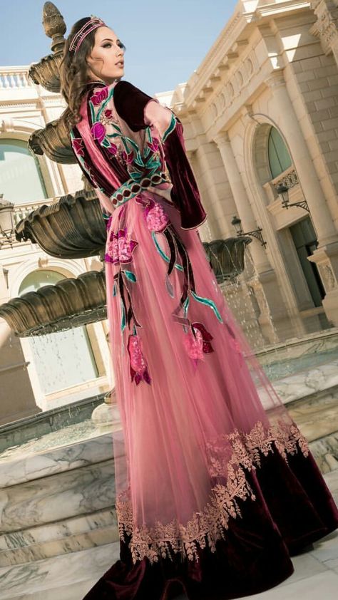 Caftan Caftan Gallery, Casual Bridal Dress, Hijabista Fashion, Silk Evening Gown, Moroccan Fashion, Batik Fashion, Bridal Dress Fashion, Moroccan Dress, Arab Fashion