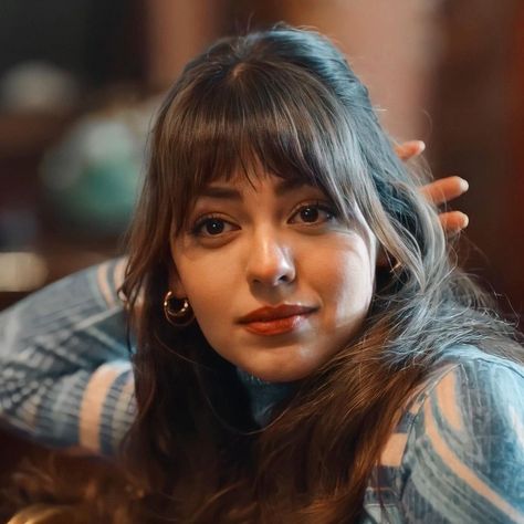 Fringe Bangs Dakota Johnson, Brown Hair Fringe Aesthetic, Round Face With Bangs, Selena Gomez Bangs Fringes, Bottleneck Bangs Medium Hair, Brown Hair Bangs Aesthetic, Selena Gomez Bangs Round Faces, Full Bangs Long Hair, Full Fringe Hairstyles