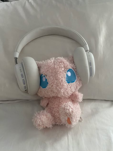 Pokemon With Headphones, Pokemon Playlist Cover, Mew Wallpaper Pokemon, Pokemon Plushies Aesthetic, Pokemon Icons Aesthetic, Mew Wallpaper, Pink Pokemon, Pokemon Pink, Kawaii Kirby