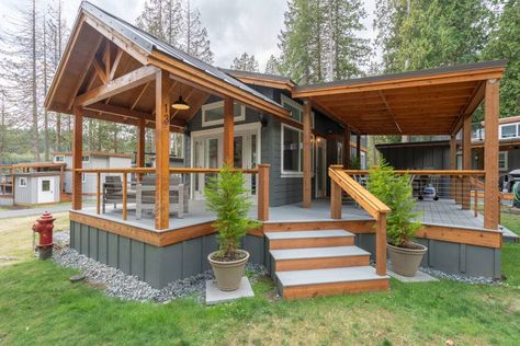 Modern Double Wide Mobile Homes, Tiny Home Ideas Exterior, Manufactured Home Exterior Makeover, Single Wide Exterior Makeover, Modular Home Ideas, Single Wide Remodel Exterior, Trailer Remodel Single Wide Exterior, Modular Home Porch Ideas, Mobile Home Exterior Ideas