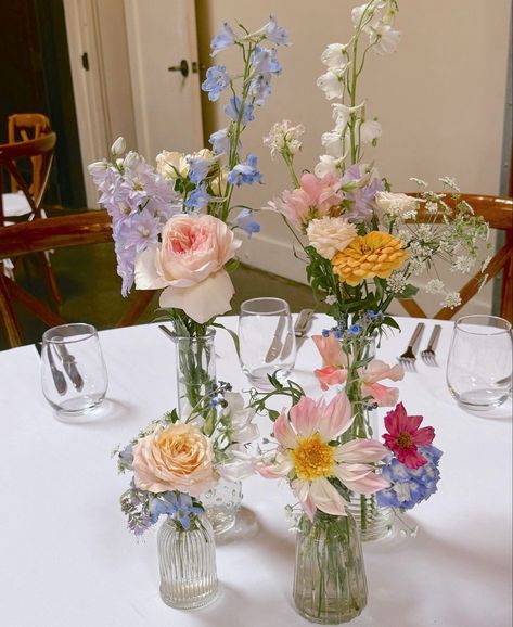 Spring Wildflower Wedding Table, Wedding Rectangle Table Centerpieces, Sweetheart Table Wildflowers, Unique Wedding Centerpieces Diy, Wildflower Wedding Theme Table Settings, Pastel Wedding Centerpieces, Wild Flower Wedding, Wildflower Centerpieces, Wildflower Wedding Theme