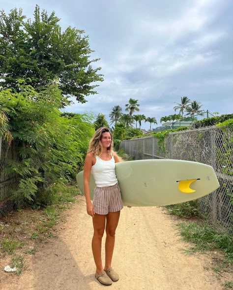 Surfer Girl Aesthetic Outfit, Surf Girl Outfits, Girl Surfing Aesthetic, Surf Aesthetic Outfit, Granola Girl Summer Outfits, Bellbottoms 70s, Granola Girl Aesthetic Outfits, Surfer Girl Outfits, Surfer Outfit