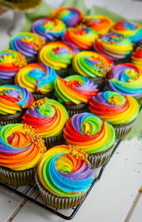 Pride Cupcakes, Cupcake Icing Designs, Green Velvet Cupcakes, Blueberry Milkshake, Icing Designs, Rainbow Frosting, Colorful Table Setting, Green Cupcakes, Purple Cupcakes