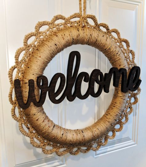 Crochet Welcome Sign, Crochet Wreath Pattern Free, Crochet Wreaths, Crochet Wreath Pattern, Charm Crochet, Decorated Wreaths, Crochet Wreath, Wire Cover, Door Wreaths Diy