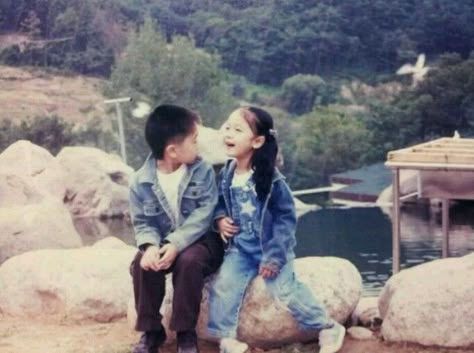 Childhood Photos Aesthetic, Childhood Couple, Korean Friends, Childhood Pics, Twisted Fate, Sinb Gfriend, Au Ideas, Childhood Photos, Korean Couple