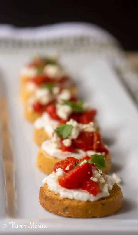 Appetizer Christmas, Ricotta Crostini, Best Christmas Appetizers, Cheese Crostini, Mosaic Christmas, Christmas Appetizers Easy, Goat Cheese Crostini, Crostini Appetizers, Appetizers Christmas