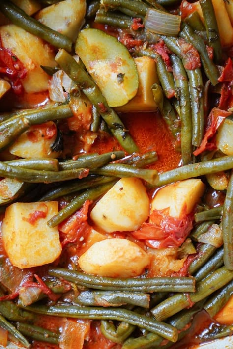 Fasolakia (Greek Green Bean Stew) Green Bean And Zucchini Recipes, Fasolakia Recipe Crockpot, Stewed Green Beans And Tomatoes, Green Bean Stew Recipes, Greek Green Beans With Tomatoes, Fasolakia Recipe, Italian Green Beans Recipe, Fava Bean Recipe, Greek Stew