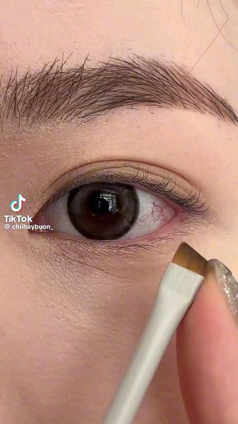 Korean Makeup Look Eyes, Make Up Styles Korean, How To Do Eyeliner Korean, Eyeliner Brush Tutorial, Makeup For Korean Eyes, Korean Eyeliner Makeup, Tutorial On Eyeliner, Big Eyes With Makeup, Eye Makeup Eyeliner Tutorials