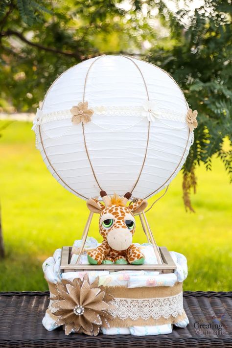 Easy Hot Air Balloon Diaper Cake for a fabulous Baby shower Diaper Cakes Tutorial, Diy Hot Air Balloons, Baby Bash, Idee Babyshower, Baby Shower Crafts, Baby Shower Diaper Cake, Diy Baby Shower Gifts, Baby Diaper Cake, Cadeau Baby Shower