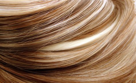 Las canas son pequeños pelos que crecen en las raíces y carecen de melanina, por lo que suelen identificarse por su color blanco. Su aparición tiende a relacionarse con la vejez y el estrés, así que muchas chicas se enfocan en encontrar la forma de cubrirlas por mucho tiempo. En esta oportunidad, te hablaremos de las mechas rubias y cómo esta técnica funciona para disimular las indeseadas canas Red Hair With Highlights, Color Rubio, Find Hairstyles, Hair Color Streaks, Hair Chalk, Temporary Hair Color, Hair Extensions Best, A Haircut, Brunette Highlights