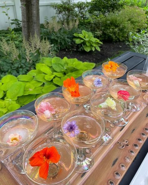 Flower Themed Dinner Party, Garden Flower Birthday Party, Spring Fling Dinner Party, Party Outside Aesthetic, Summer Flower Party, Floral Party Aesthetic, Flower Party Aesthetic, Garden Party Cocktails, Garden Dinner Party Aesthetic