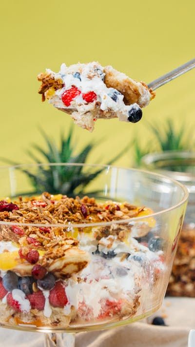 Love breakfast and dessert? Why not combine all your favourite treats in this epic breakfast trifle? Breakfast Trifle Recipes, Breakfast Trifle, Breakfast Buns, Passionfruit Recipes, Bun Cake, Granola Breakfast, Ultimate Breakfast, Tastemade Recipes, Dessert Party