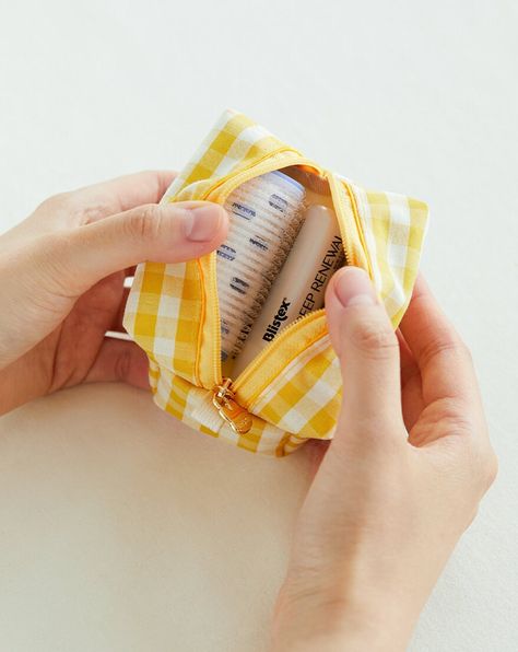 Sewing Patterns Pouch, Sewing Mini Bag, Mini Pouch Pattern, Mini Sewing Projects, Small Things To Sew, Makeup Pouch Pattern, Square Zipper Pouch, Makeup Pouch Diy, Cute Pouches