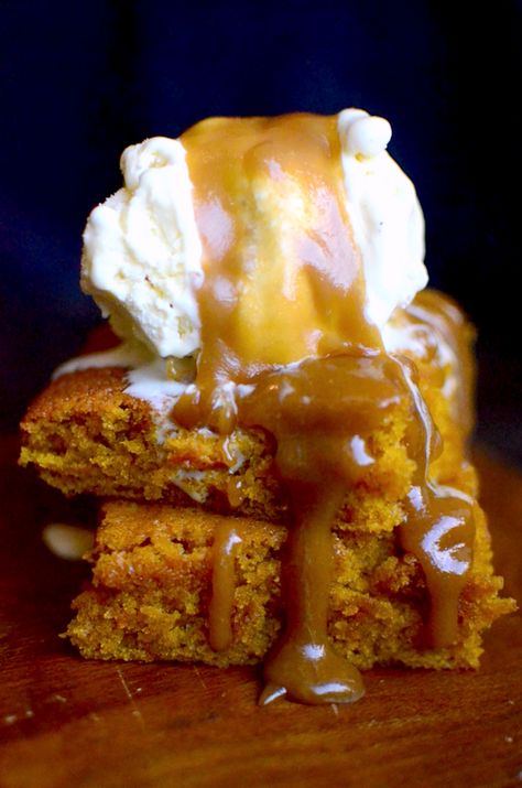 Toffee Cake Recipe, Moist Pumpkin Cake, Toffee Cake, Thanksgiving Pumpkin Pie, Pumpkin Pudding, Toffee Sauce, Pumpkin Cake Recipes, Toffee Pudding, Sticky Toffee Pudding