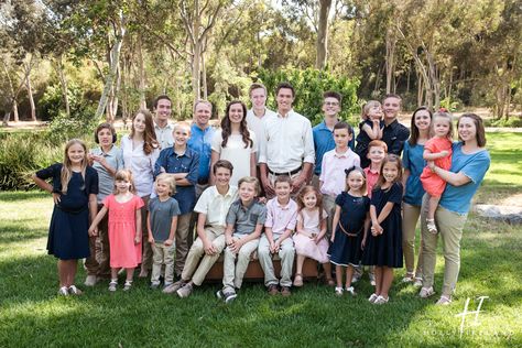 Fun family photo reunion! So many grandkids! Happy that they were all able to join the family reunion. Join Family Pictures, Swami Vivekananda Wallpapers, Family Reunion Pictures, Family Reunion Photos, Photo Merge, Big Family Photos, Fun Family Photos, Big Family, Family Quotes