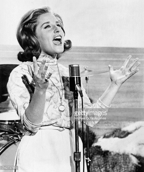 Lesley gore performing Leslie Gore, Sophia Coppola, Iconic Musicians, 60's Music, Lesley Gore, Coming Out Party, Anita Ekberg, 60s Music, Oldies Music