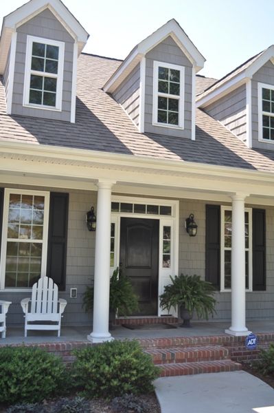 black door + gray shingles + white trim Hopefully I will get to build my dream home Black Shutters, Gray House, Black Front Doors, Exterior House Color, Exterior Paint Color, Grey Exterior, Roof Colors, Grey Houses, Exterior Paint Colors For House