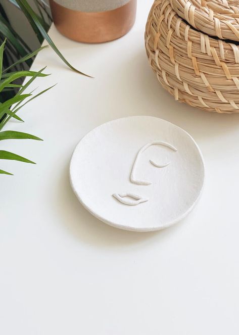 Diy Clay Face, Clay Jewellery Holder, Diy Keramik, Soya Mumu, Clay Plates, Diy Air Dry Clay, Clay Inspo, Clay Face, Clay Diy Projects