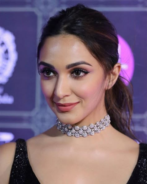 Kiara Advani Makeup Looks, Kiara Advani Hairstyles, Makeup For Saree Look, Celebrity Makeup Looks Bollywood, Makeup For Sangeet, Farewell Makeup Look, Necklace For Lehenga, Minimal Makeup Look Indian, Kiara Advani Makeup