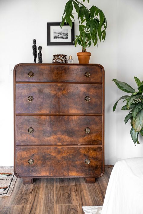 Dark Boho Home Decor, Styling A Dresser, Vintage Minimalist Decor, Dresser Designs, Beautiful Small Homes, Bedroom Design Inspiration, Budget Apartment, Apartment Budget, Wooden Dresser