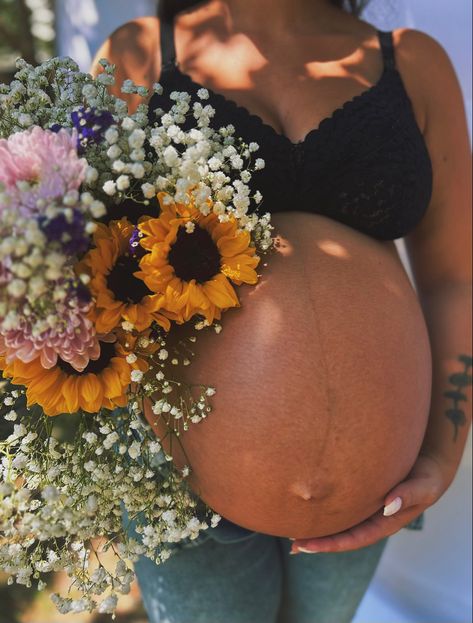 Diy Floral Maternity Shoot, Flower Bouquet Maternity Shoot, Maternity Photoshoot With Flowers, Flower Top Maternity Shoot, Flower Maternity Pictures, Maternity Photo Shoot Ideas Single Mom, Pregnancy Photos Black Women, Hair For Maternity Pictures, Pregnancy Flower Photoshoot