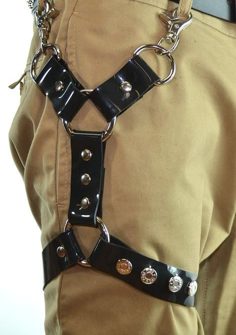 Diy Leg Harness, Mens Harness Fashion, Leather Harness Mens, Mens Harness, Men Harness, Leather Thigh Harness, Goth Cosplay, Thigh Harness, Leg Harness