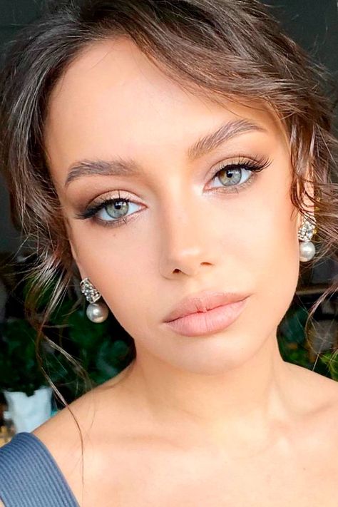 40 Trendy Makeup Looks For Ladies With Green Eyes -Glaminati Makeup Looks For Hazel Eyes Natural, Winter Makeup Green Eyes, Green Grey Eyes Makeup, Elegant Makeup For Green Eyes, Formal Eye Makeup Green Eyes, Subtle Glam Makeup Green Eyes, Make Up Looks Hazel Eyes, Green Makeup Green Eyes, Natural Eye Makeup Green Eyes