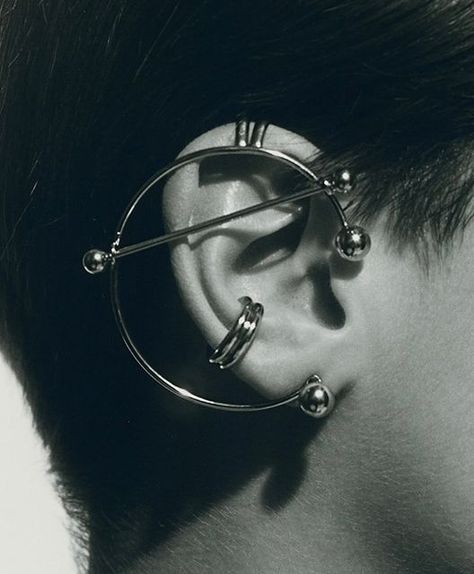 JUSTINE CLENQUET on Instagram: "Explore the FW22 Distortion collection on justineclenquet.com 🖤 #justineclenquet" Justine Clenquet Jewelry, Ear Accessories Jewelry, Ethan Nakamura, Ear Designs, Megan Fox Style, Justine Clenquet, Earring Cuff, Weird Jewelry, Ear Pieces