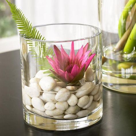 Design Ideas for Elegantly Simple Table Decorations and Centerpieces with Pebbles Simple Table Decorations, White Rocks, Tafel Decor, Spa Decor, Spa Design, Massage Room, Simple Table, Calla Lilies, Decoration Originale