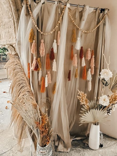 Boho Photo Backdrop Ideas, Boho Photo Backdrops Birthday, Bachelorette Party Decor Boho, Boho Chic Photo Backdrop, Boho Birthday Backdrop Ideas, Boho Senior Table Ideas, Diy Boho Wedding Photo Backdrop, Boho Streamer Backdrop, Boho Chic Bachelorette Party Ideas