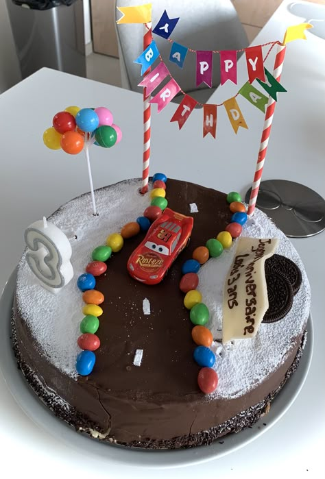 Cars Birthday Cake Diy, Car Cake Decoration, Hot Wheels Cake Diy, Diy Car Cake, Hot Wheels Torte, Car Bday Cake, Lightening Mcqueen Cakes, Easy Car Cake, Car Birthday Cakes