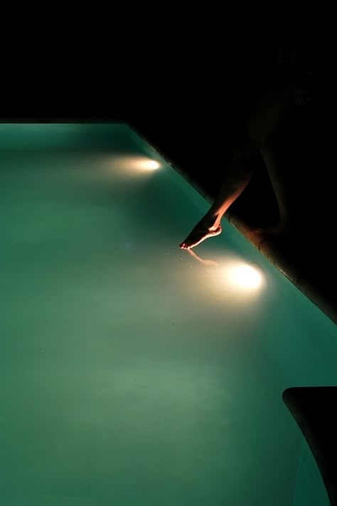 . Swimming Pool At Night, Pool At Night, Night Swimming, Stranger Things Aesthetic, Life Is Strange, Photo Instagram, On The Edge, Color Photography, Pretty Pictures