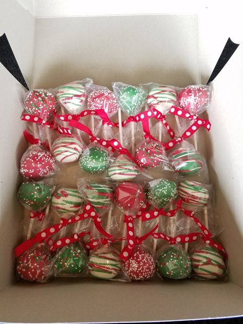 Christmas cake pops Christmas Theme Cake Pops, Christmas Tree Cake Balls, Christmas Cake Pops Ideas, Baking Treats, Christmas Cake Pops, Summer Baking, Tree Cake, Christmas Tree Cake, Tree Cakes