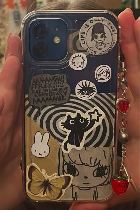 Stickers In Phone Case, Phone Case Inspo Stickers, Clear Phone Case Ideas Stickers, Phone Covers Aesthetic, Cute Phone Stickers, Cute Phone Cases Diy, Ideas For Phone Cases, Decorated Phone Cases, Clear Case Ideas