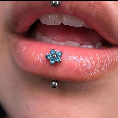 Labret Vertical, Vertical Labret Piercing, Vertical Labret, Labret Jewelry, Cool Piercings, Labret Piercing, Body Adornment, Edgy Makeup, Body Piercings