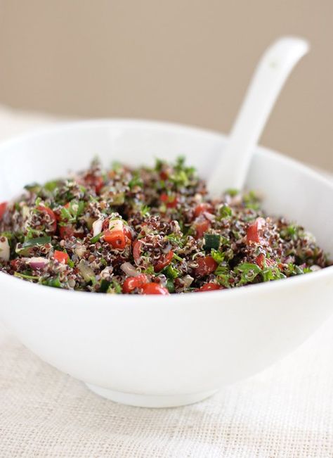 Tabouli, a favorite Lebanese dish, made even healthier with protein-rich quinoa. This flavorful and delicious recipe was featured on BonAppetit.com! Quinoa Tabouli, Quinoa Tabouleh, Tabouli Recipe, Summer Potluck Recipes, Tabbouleh Recipe, Salad Quinoa, Cook Quinoa, Cookie And Kate, Quinoa Tabbouleh