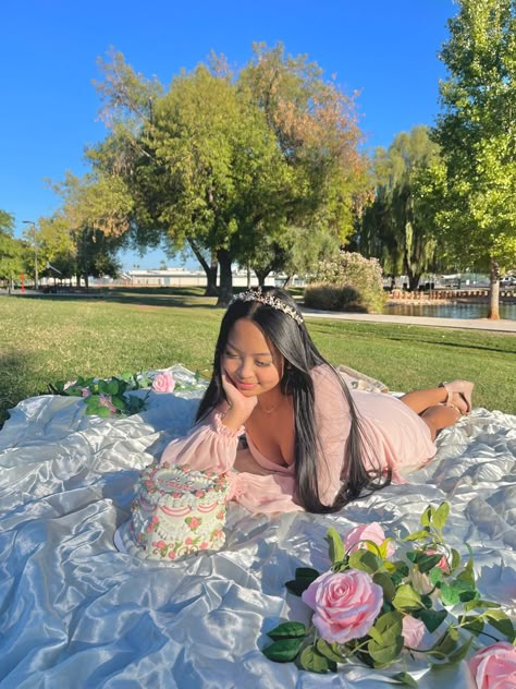 Birthday Field Photoshoot, Birthday Pics Outside, Birthday Park Photoshoot, Picnic Birthday Photoshoot, Outdoor Birthday Photoshoot, Outdoor Birthday Photoshoot Women, Birthday Picnic Photoshoot, Picnic Photoshoot Ideas, Bday Picnic