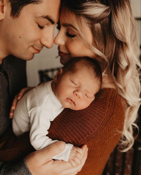 Couple Newborn Pictures, Family Of 3 Newborn Pictures, Newborn Photography Family Poses, Newborn Photo Family, Newborn Pics With Parents, Family Photo Outfits With Newborn, New Parents Photoshoot, Family Of 3 Photo Ideas Newborn, Newborn Family Pics