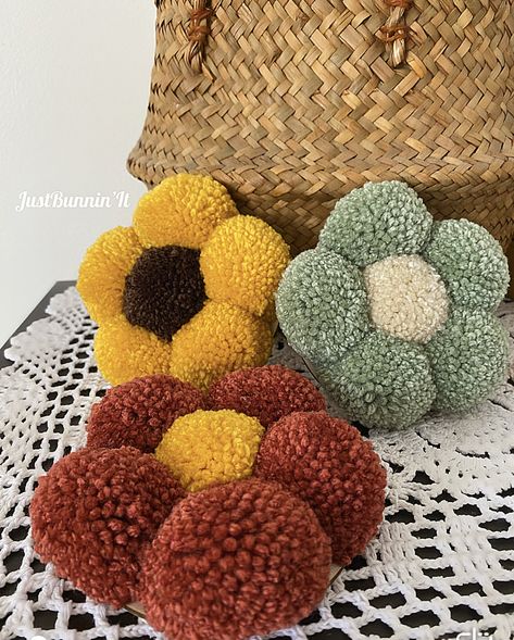 These adorable pom pom flowers are perfect for adding texture and style to your boho nursery decor, office, college apartment or any other room that needs some love! With over 60 shades to choose from, these pom pom wall hangings will be the perfect addition! These flowers are 100% handmade by me with love and care 💕 They make great handmade baby shower gifts! Command strip is provided for each daisy pom pom wall hanging purchased to hang easily! These are lightweight and have a 4 inch diamete 70s Decor Bedroom, Groovy Classroom Decor, Pom Daisy, Groovy Classroom, Pom Pom Wall, Wall Decor Flowers, Pom Pom Flower, Pom Flowers, Pom Pom Flowers