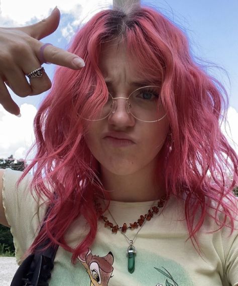 Light Pink Hair Brown Roots, Grown Out Colored Hair, Pink Hair On Pale Skin, Curly Pink Hair Aesthetic, Pink Medium Length Hair, Pink Hair Dye Ideas Brunettes, Shoulder Length Hair Color Ideas Fun, Grown Out Dyed Hair, Curly Hot Pink Hair