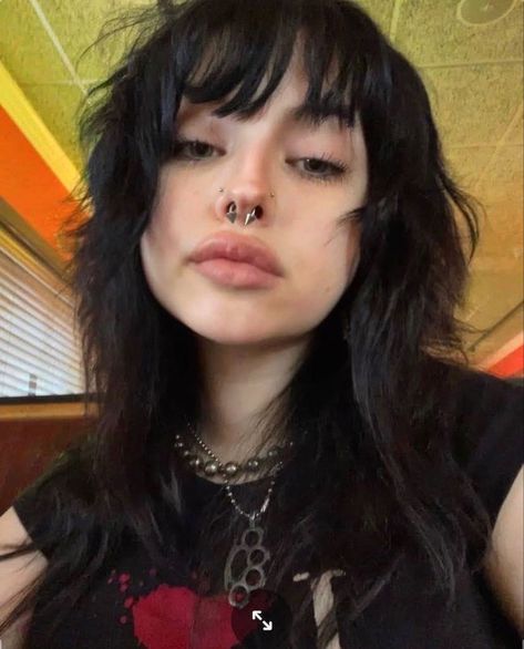 2023 Emo Hair, Alt Hair For Round Face, Goth Curtain Bangs, Mullet With Bangs Woman, Alternative Hair Bangs, Goth Bangs Hair, Medium Side Bangs, Alternative Shag Hair, Cute Hairstyles With Bangs Medium