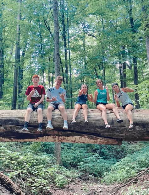 hiking with friends. camping. summer pics to take. forest. cute pics. Camp Photo Ideas, Summer Camp Picture Ideas, Camping Summer, Camping Picture Ideas, Camp Pictures, Camping Photos, Camping Pictures, Camping Photos Friends, Camping Instagram Pictures