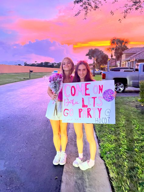 homecoming proposal inspo | hoco 2023 | barbie proposal | bsf hoco proposal | pink sunset #hoco #hocoproposal Queen Hoco Proposal, Best Friend Homecoming Proposals, Ways To Ask Ur Bsf To Hoco, Homecoming Proposal For Best Friends, Brown Eyed Girl Hoco Proposal, Best Friend Promposal Ideas, Cute Bestfriend Hoco Proposal, Cousin Hoco Proposal, Ariana Grande Hoco Proposal